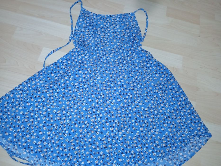 Лятна рокля с гол гръб