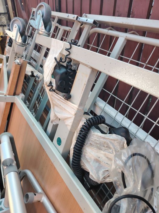 Vând pat pentru persoanele imobilizate la pat și scaun toleta