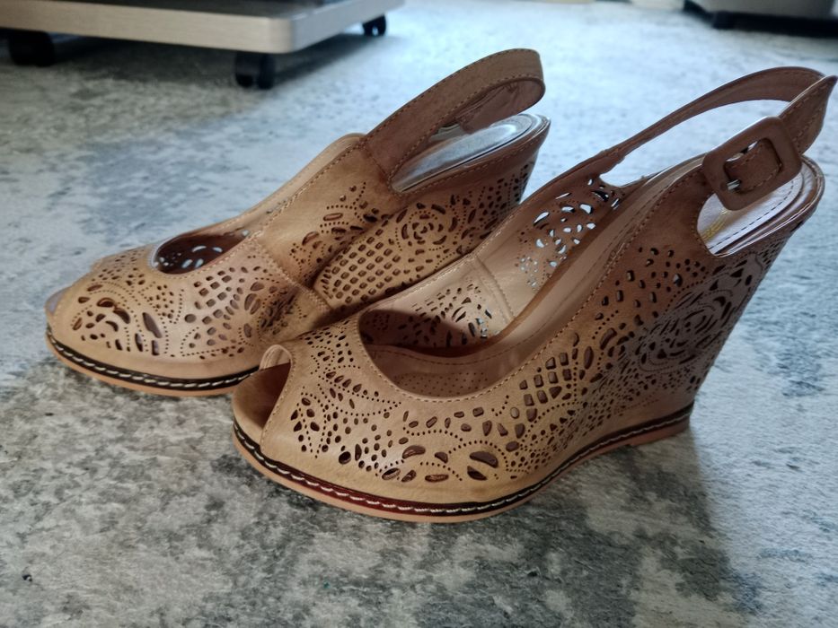 Продам женские босоножки