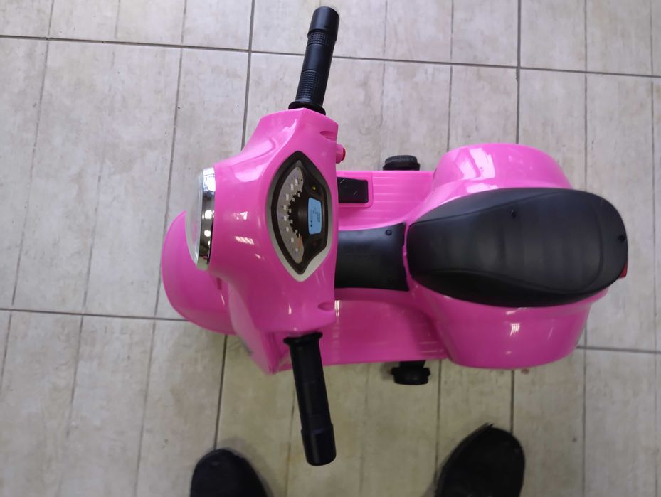 Акумулаторен мотор Vespa GTS Sport розов