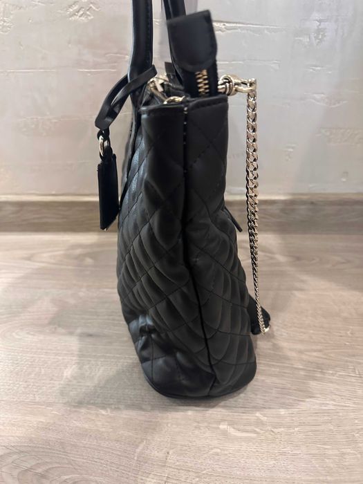 GUESS чанта в черно нова