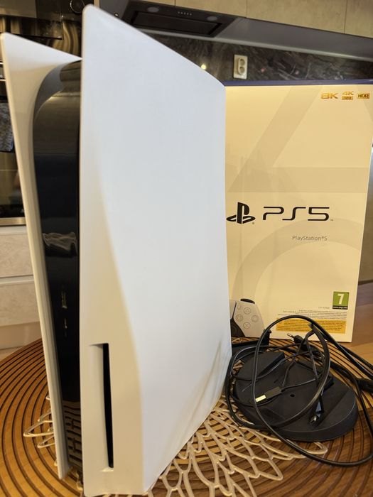 PlayStation 5 (PS5) + 3 контролера + 3 игри – Отлично състояние