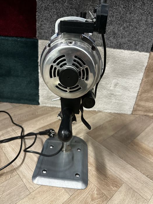 Vand Masina de croit,taiat,debitat materiale(perdele,draperi,covoare)