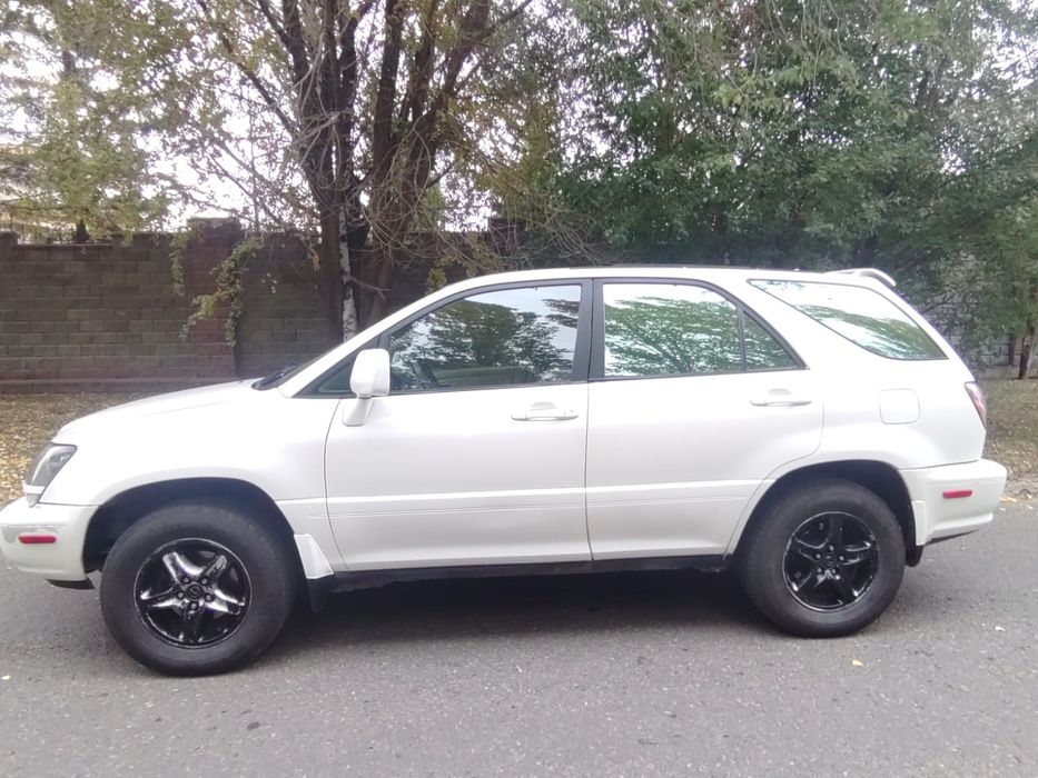 Машина Lexus RX 300