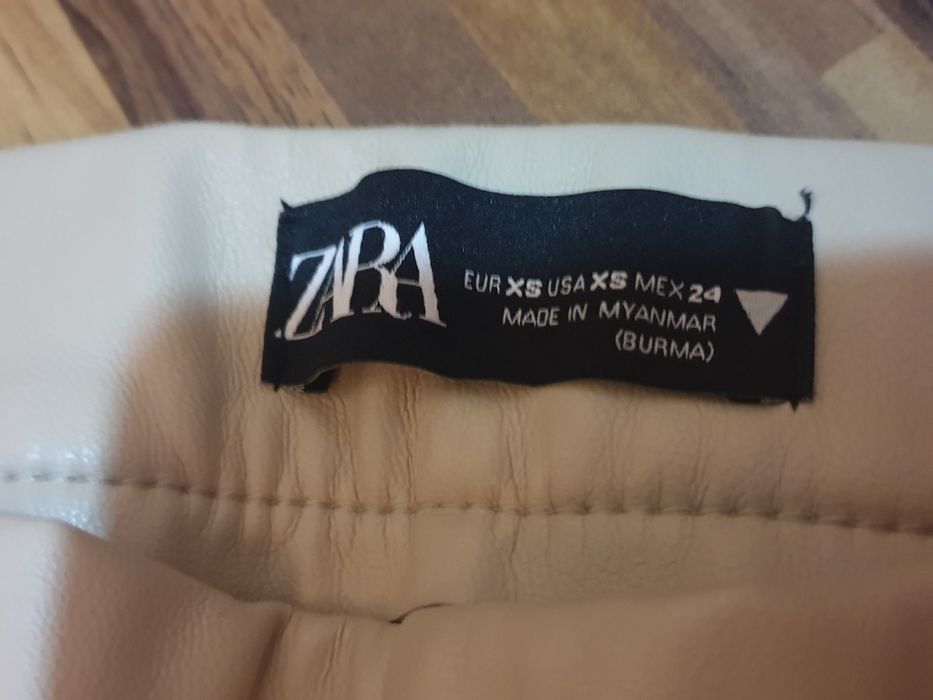 Pantaloni imitație de piele Zara