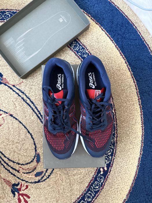 Asics кроссовка.