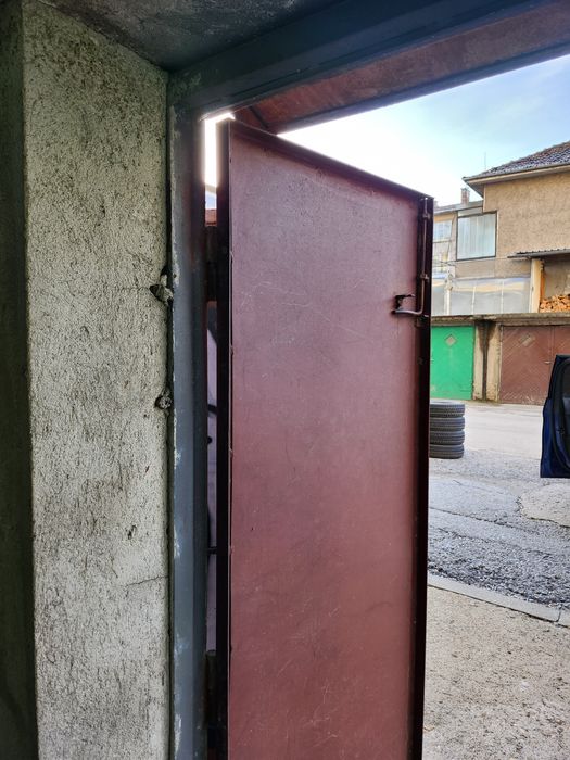 Гаражна Врата - Масивна Желязна Врата