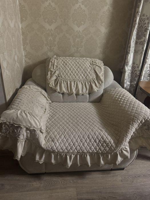 Продается  раскладной диван и два кресла