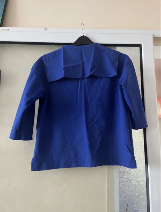 Bluză albastră.