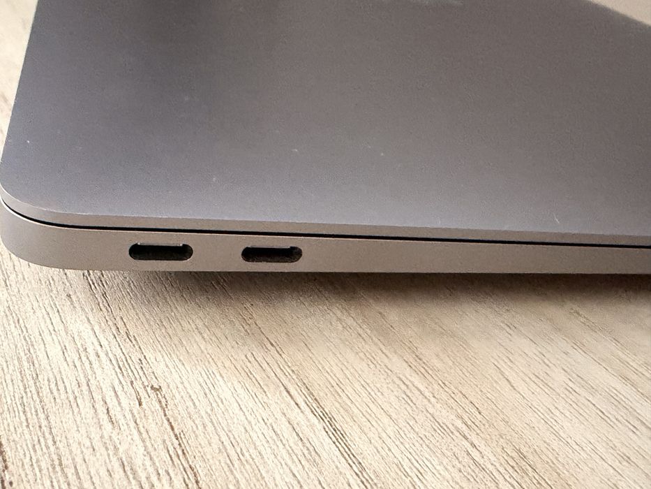 Продам MacBook Air 2020