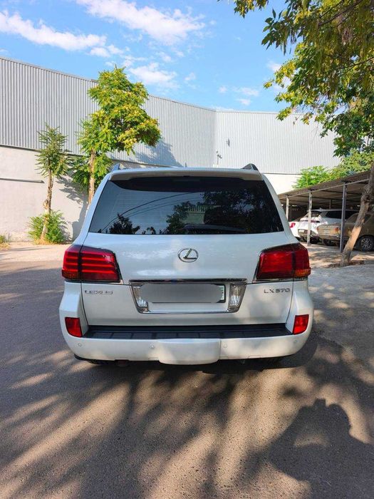 Продаётся Lexus 570 (J200)