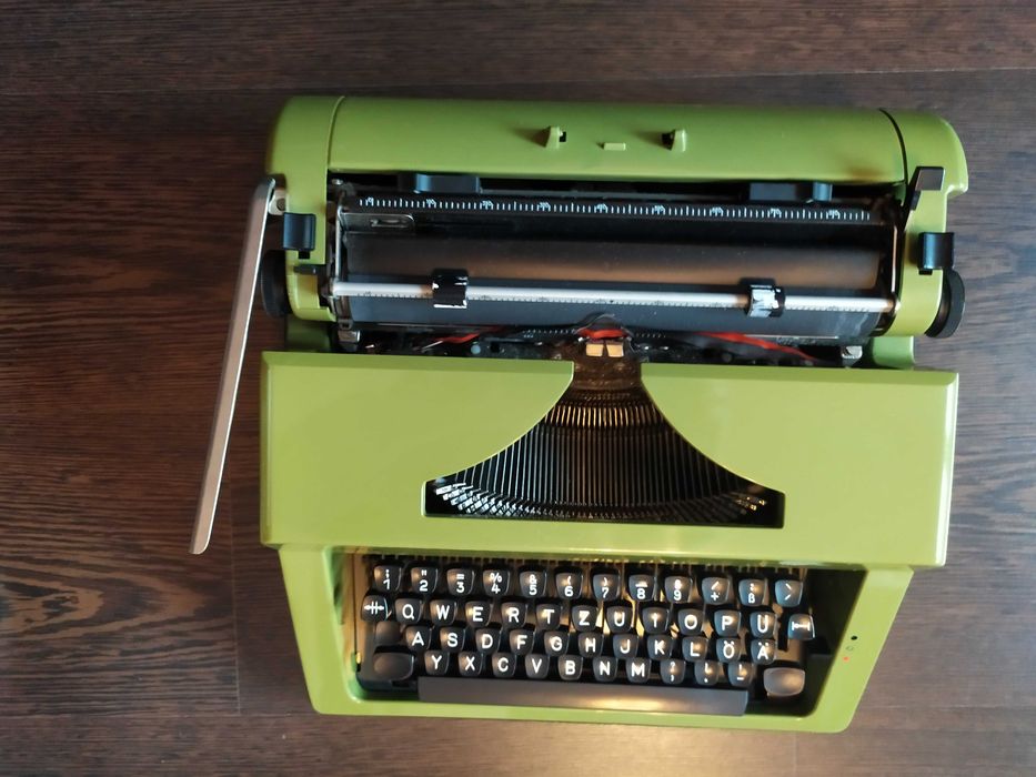 Mașina de scris veche Olympia