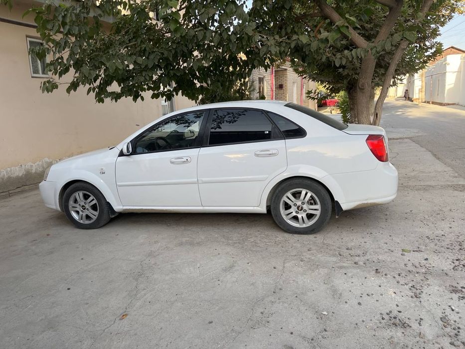 Автомобиль ласетти 1.8 л сотилади  2012й

267000км юргани метани бор