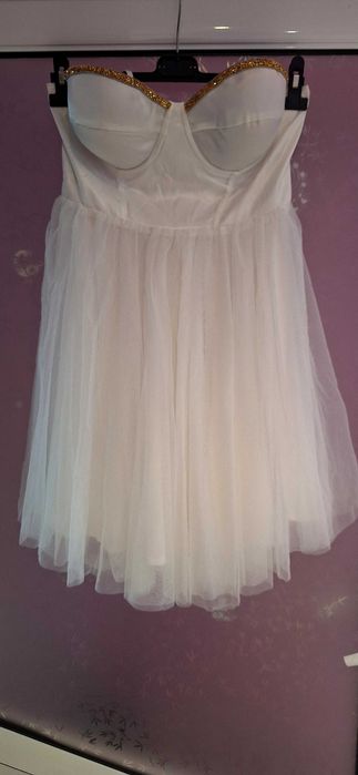 Бяла рокля Л размер.