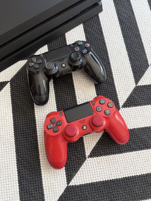 PlayStation 4 Pro (1tb) КАТО НОВ идва с 2 джоестика +5  игри подарък + всички нужни кабели (всичко в перфкетно състяоние)