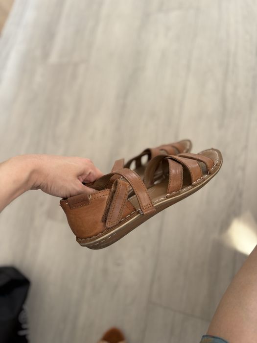 Продам босоножки Clarks