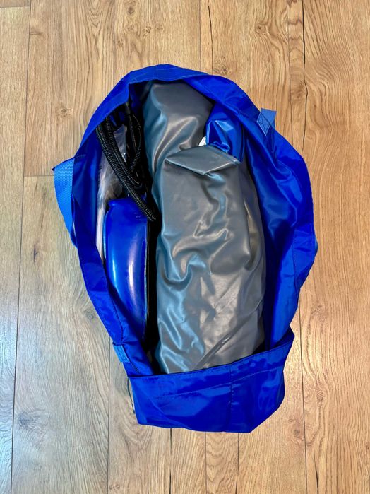 Barcă gonflabilă albastră cu accesorii, folosită o singură dată