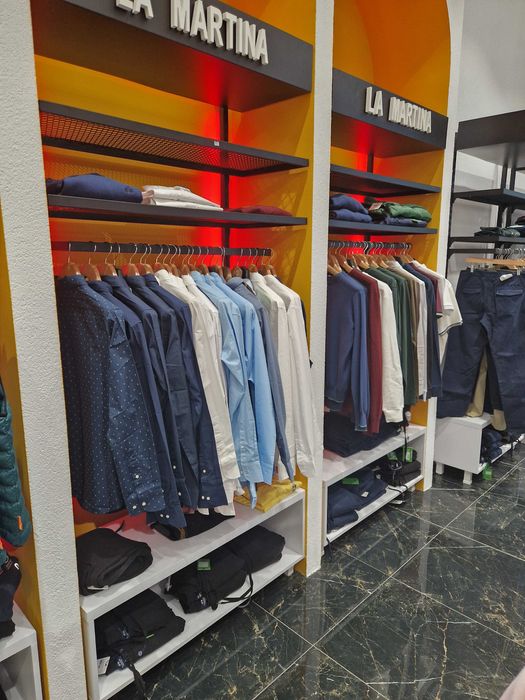 Mobilier metalic pentru magazin – design modern, stare foarte bună