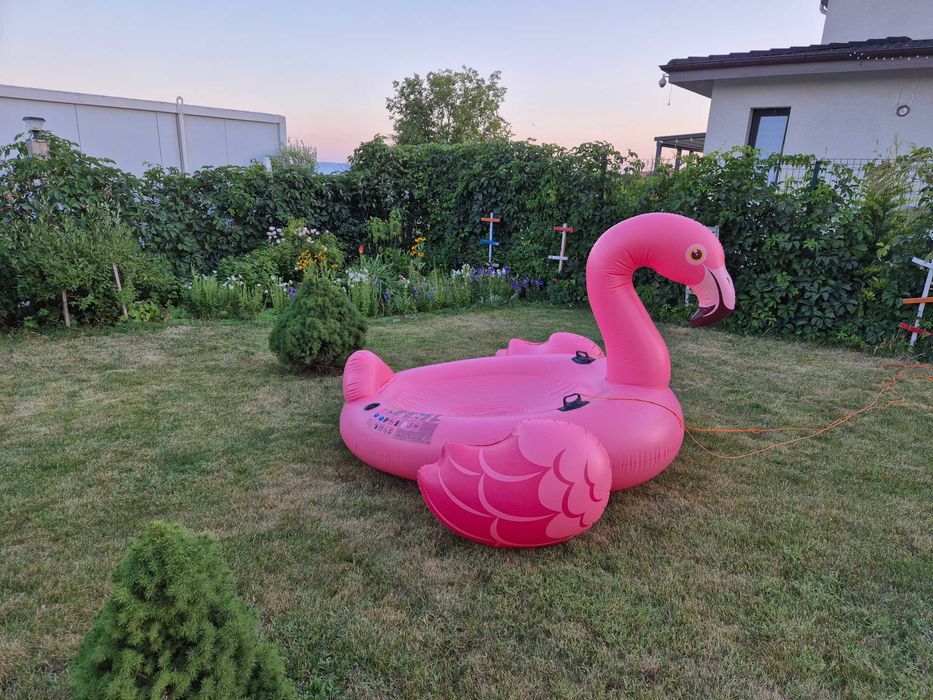 Надуваем остров INTEX фламинго