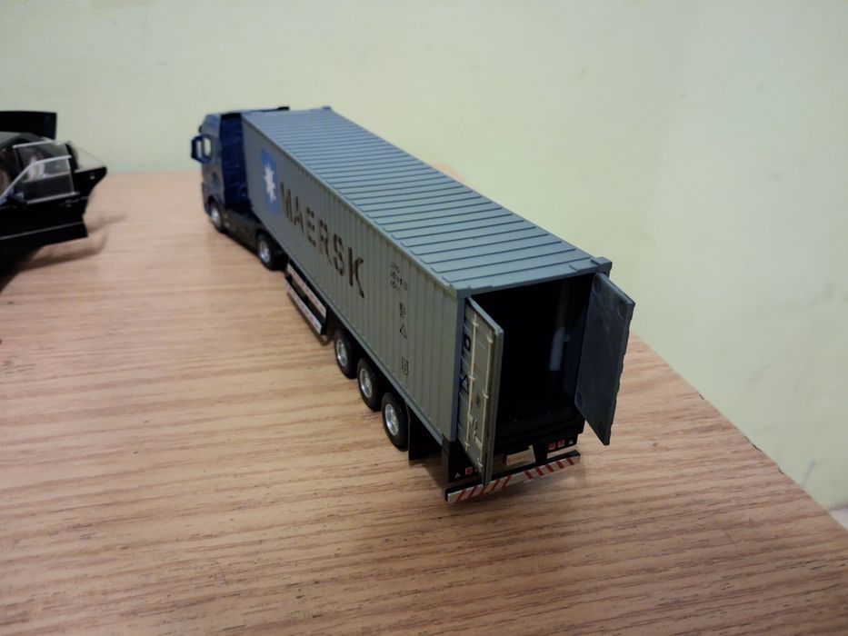 Vand din colectie doua machete NOI