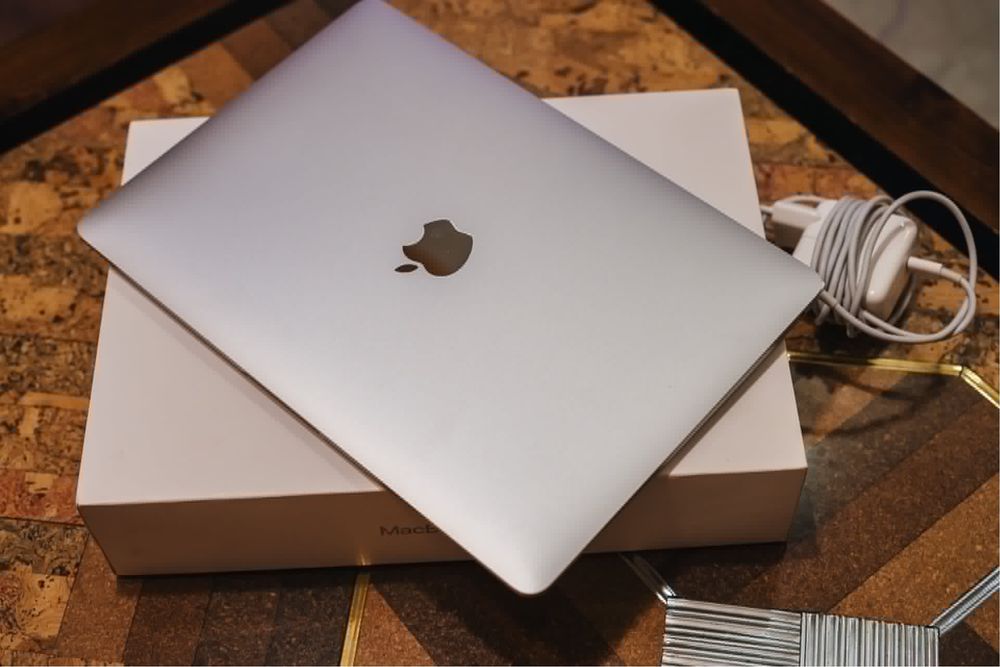 Apple Macbook 13 M1 8GB RAM / 256SSD
