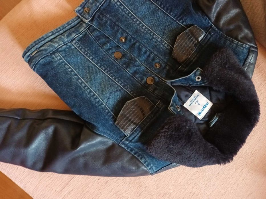 Продавам детско яке mayoral 98см