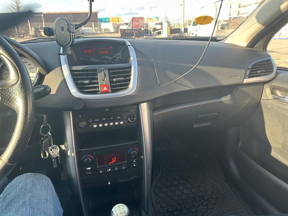 Vând Peugeot 207