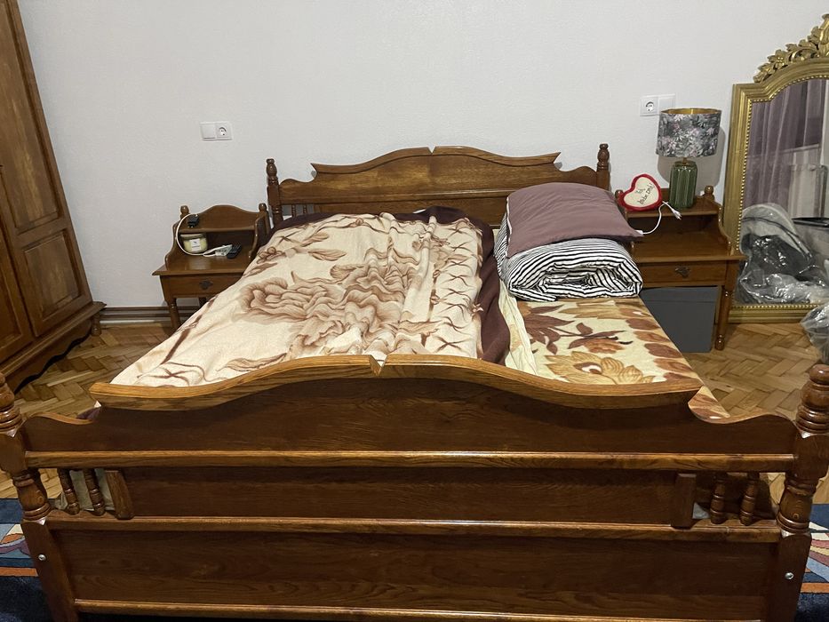 Set dormitor din lemn masiv