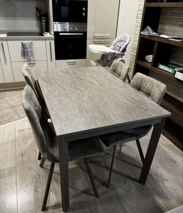 Стол со стульями