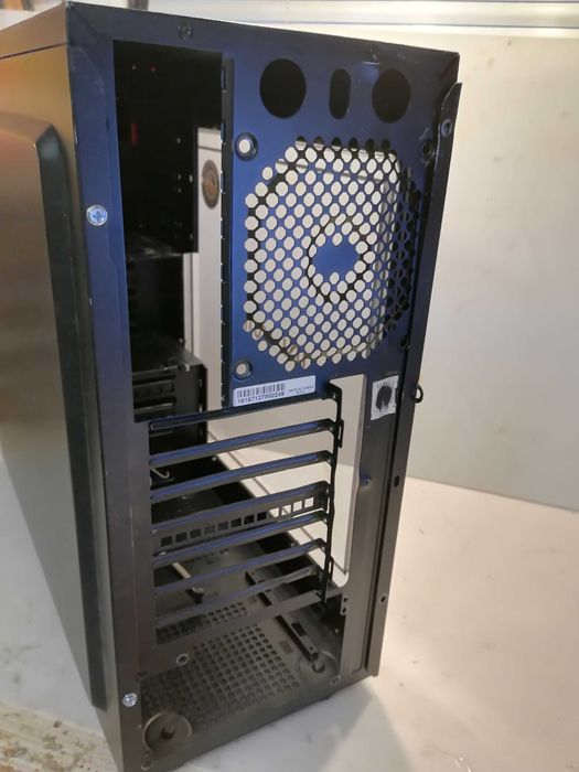 carcasa pc  cu geam lateral plexiglas , stare ok