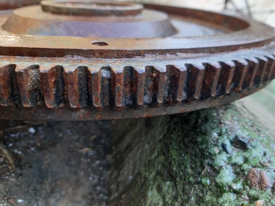 Маховик 144 тишли ,эни 42см