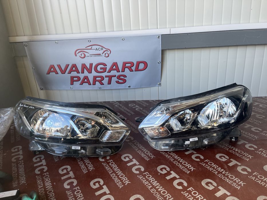 3 броя ляв и 1 брой десен фар Toyota Proace