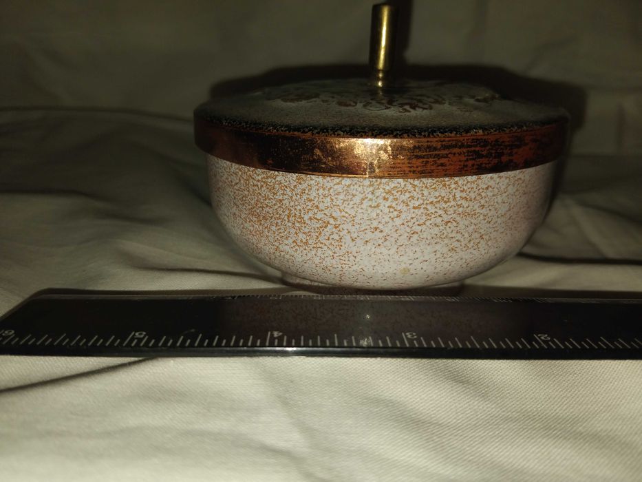 Продавам две порцеланови кутийки за бижута.