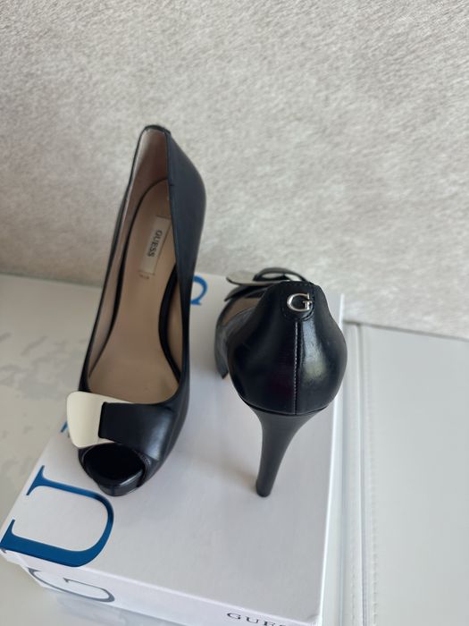 Обувки с ток Guess