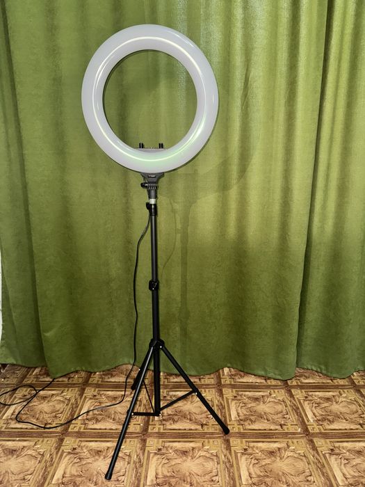 —Кольцевая лампа