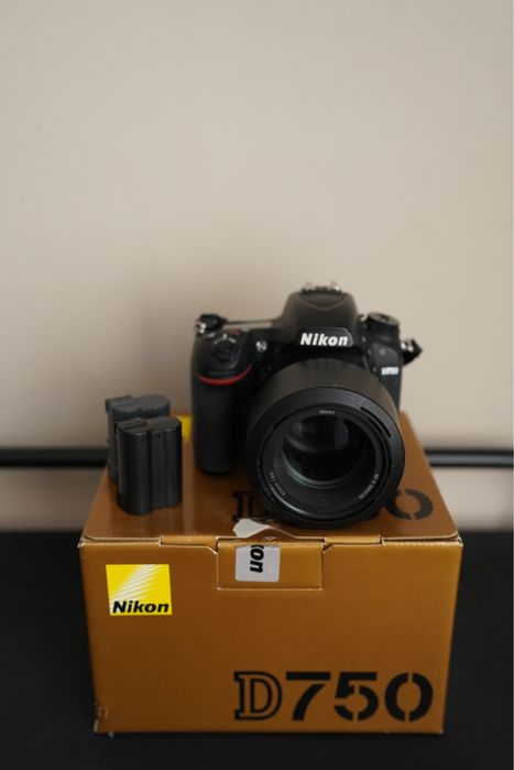 Vand NIKON  D750 (96k cadre)+ obiectiv 85 mm f/1.8g +2 baterii