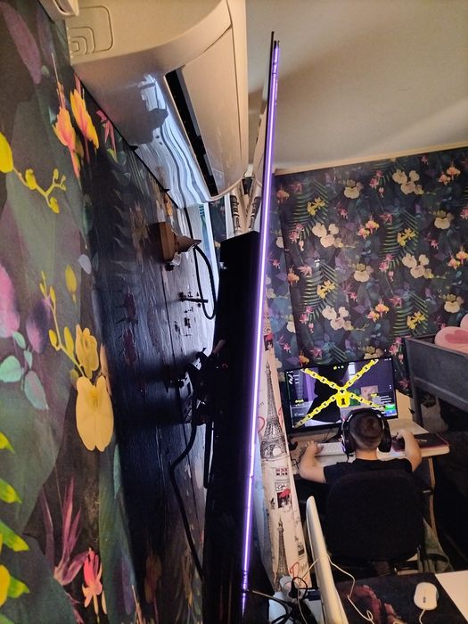 Vând un TV de 49 este displeiu spart funcțional cum se vede în poza