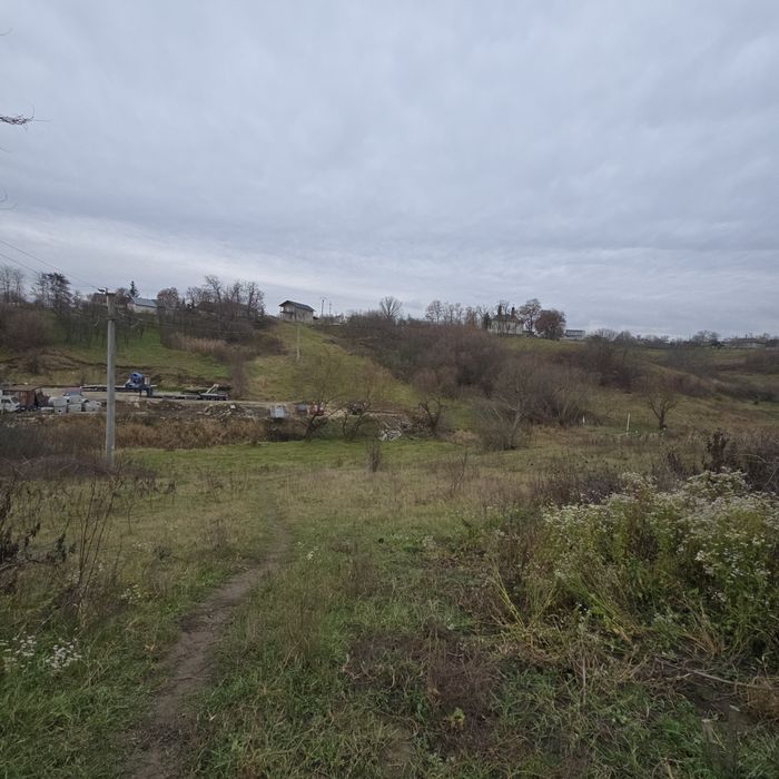 Vand teren intravilan cu utilati