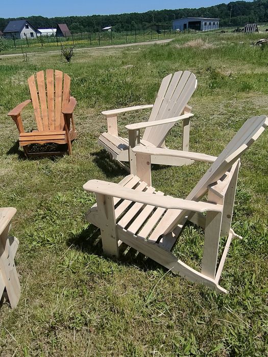 Scaune de grădină model Adirondack.