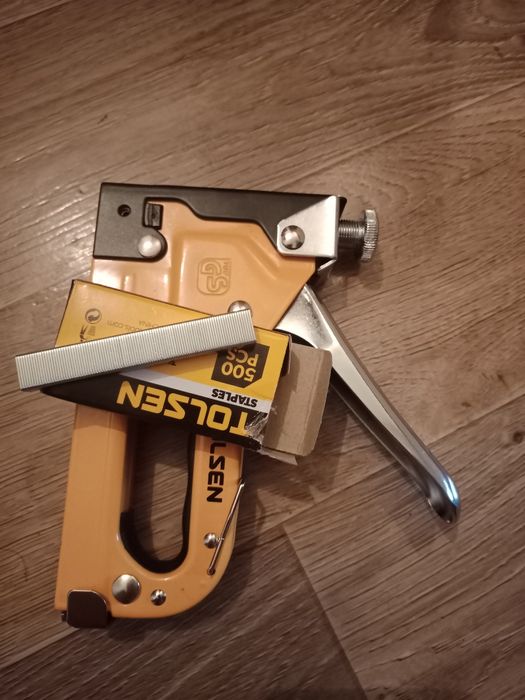 валики и мебельный степлер.