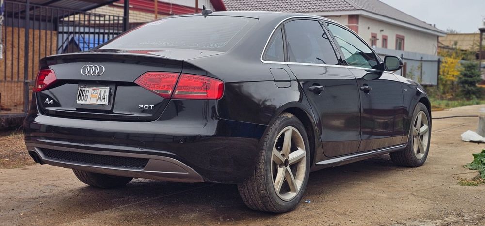Автомобиль Ауди А4 В8