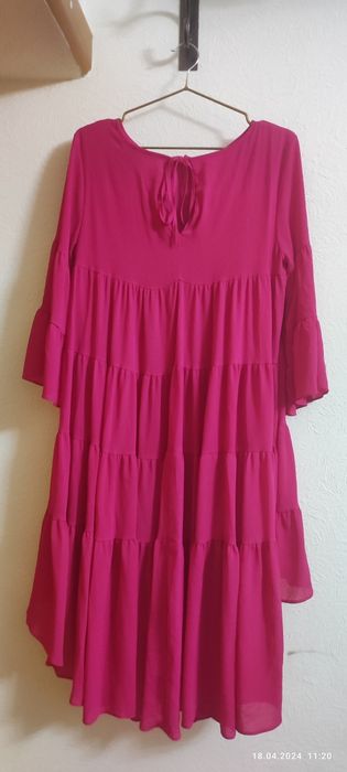 Платье малинового цвета