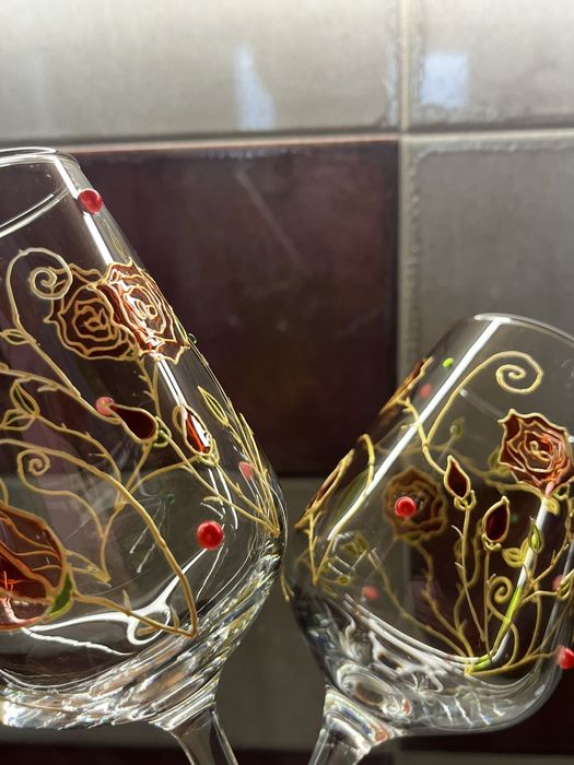 Ръчно рисувани чаши за вино