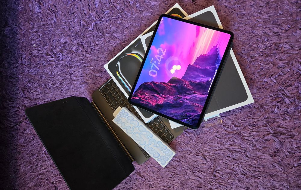 iPad Pro M4 13 inch cu husa, tastatura si creion