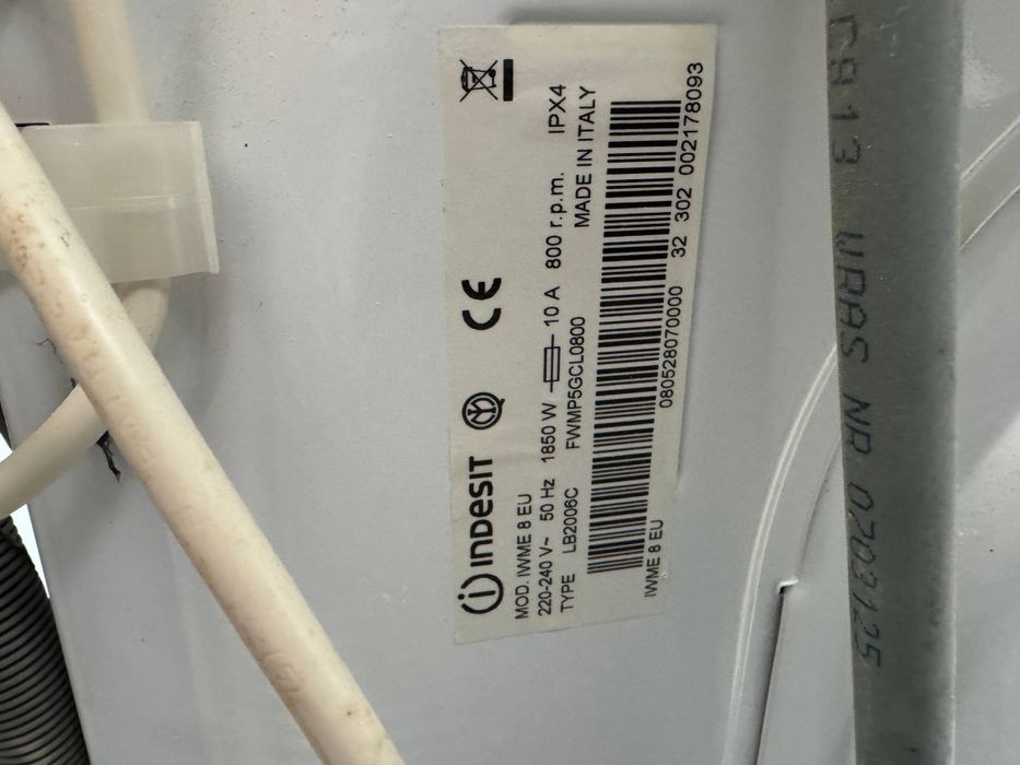 Продавам вградена пералня Indesit
