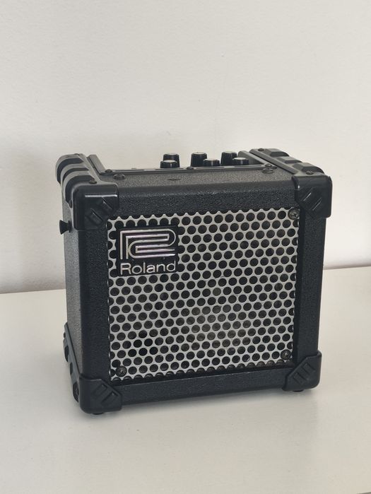 Продаю гитарный комбоусилитель Roland Micro Cube.