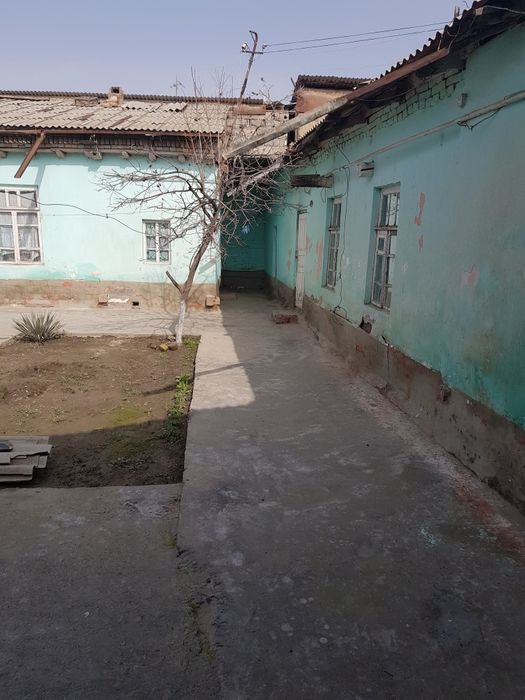 Каттакургон марказида ховли сотилади.