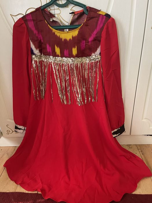 Qizil rangli 200 ming so’m. 3 talik troyka 300 ming som