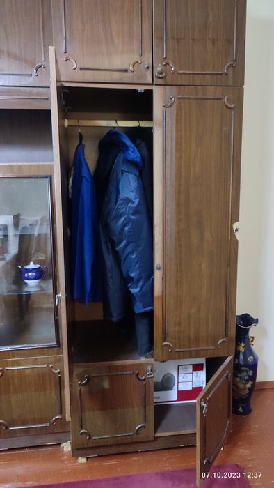 Yaxshi holatdagi stenka kiyim javoni bilan srochna sotiladi