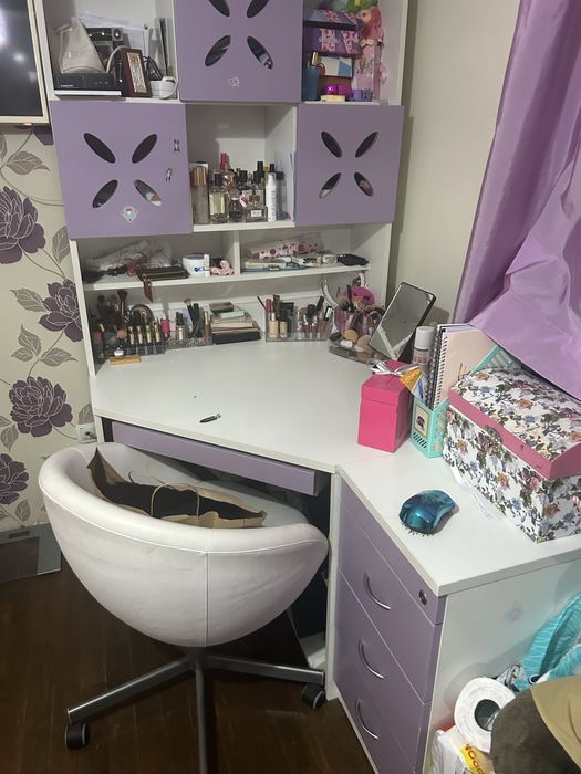 Тоалетка-бюро за млади госпожици!